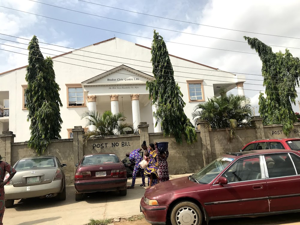 Kola Daisi Civic Centre Hall photo 4